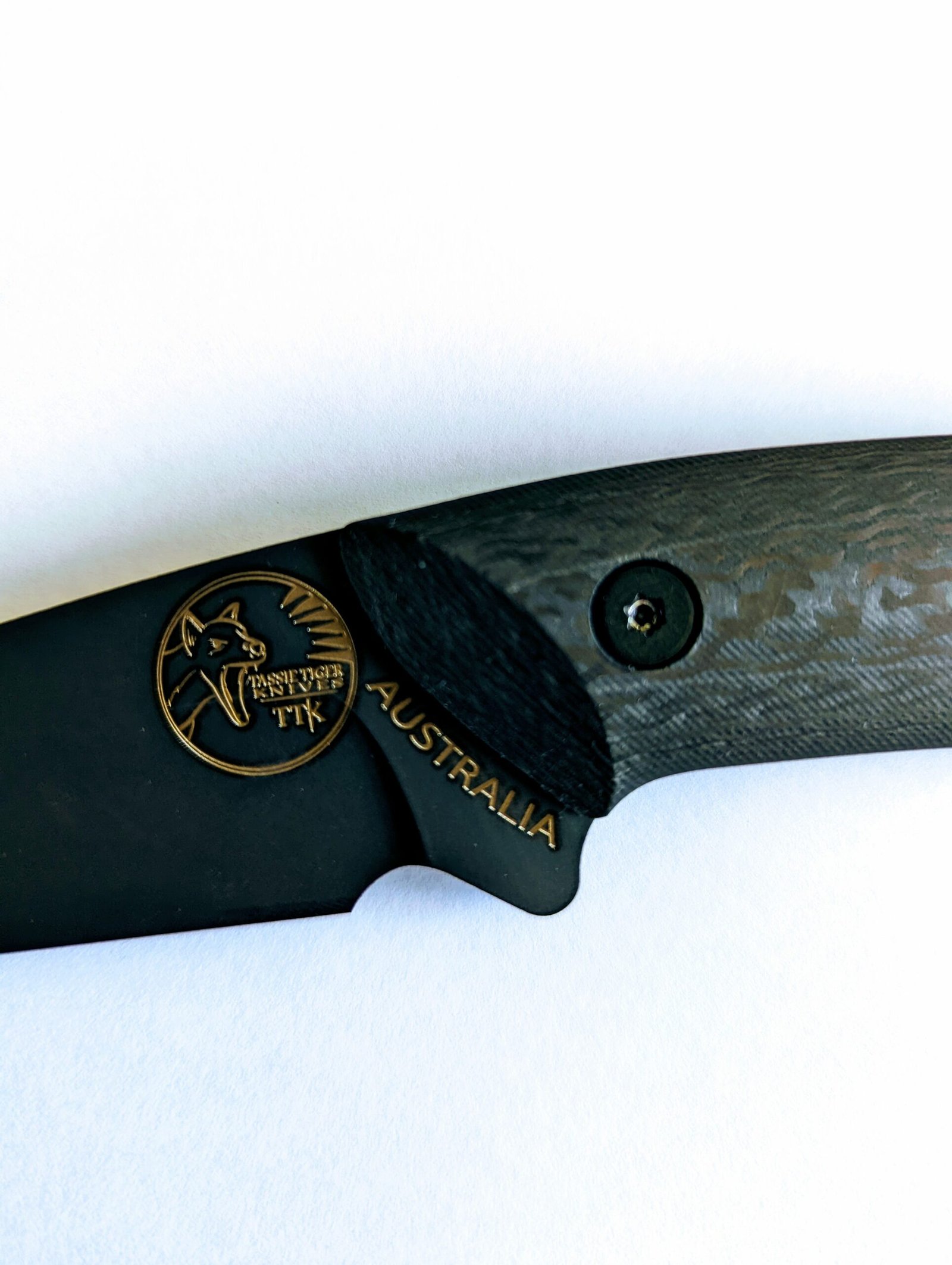 Australian Made Fixed Blade Skinning Knife – Black Carbon Fibre Handle